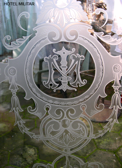 réplica de vidrio grabado hotel militar